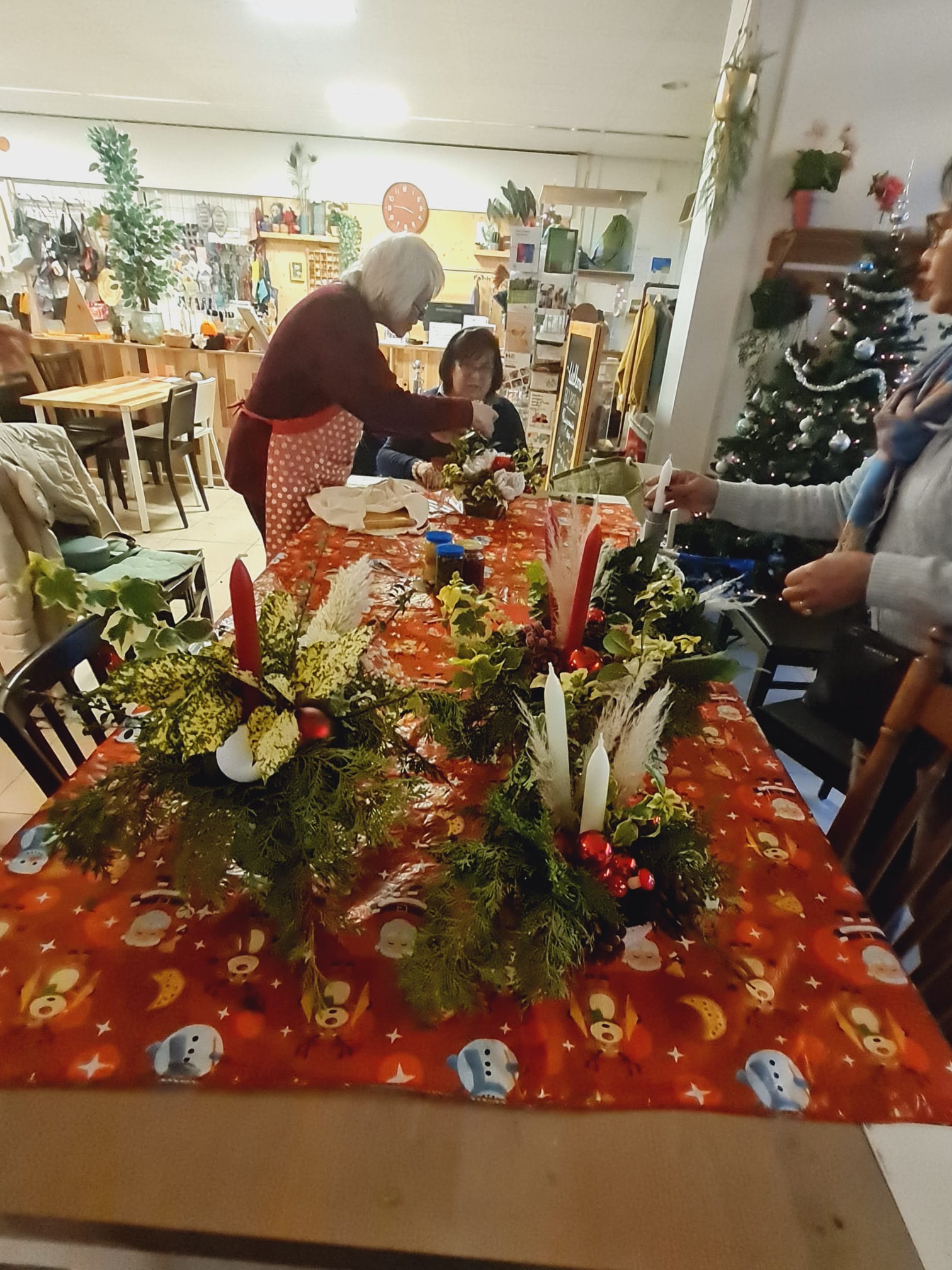 Gezelligheid bij het Kerststukjes maken